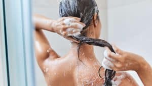 شامپو بیوکسین BIOXCIN مدل QUANTUM مناسب موهای چرب حجم 300 میل